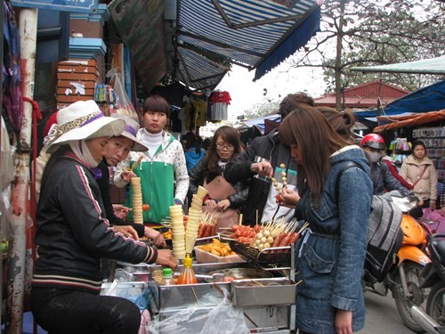 Dọc các con đường, khu chợ của Việt Nam, người ta có thể nhận thấy hàng đống xúc xích có nguồn gốc Trung Quốc, “trần truồng” không bao bì được rán hoặc nướng bán tràn lan cho người dùng.